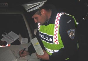 Slika ///policajac_pise_kaznu.jpg