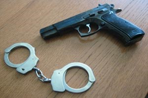 Slika //pistolj_I_lisice.jpg