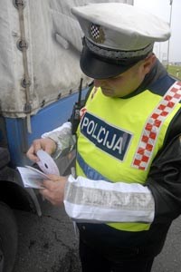 Slika //policajac_pise_kaznu_uspravna.jpg