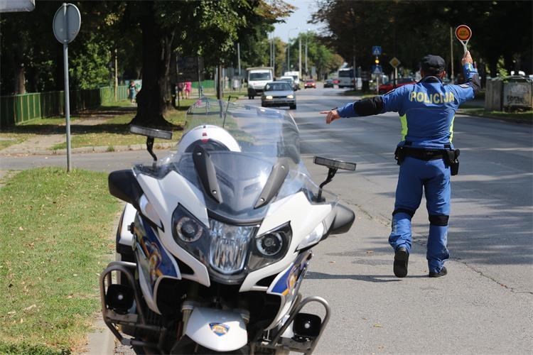 Slika /2014/Polaganje-tonfa/policajac_promet3.jpg