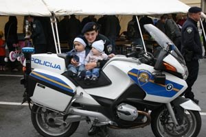 Slika slike-vijesti/Dan_policije/dan_policije_djeca_policajk.jpg